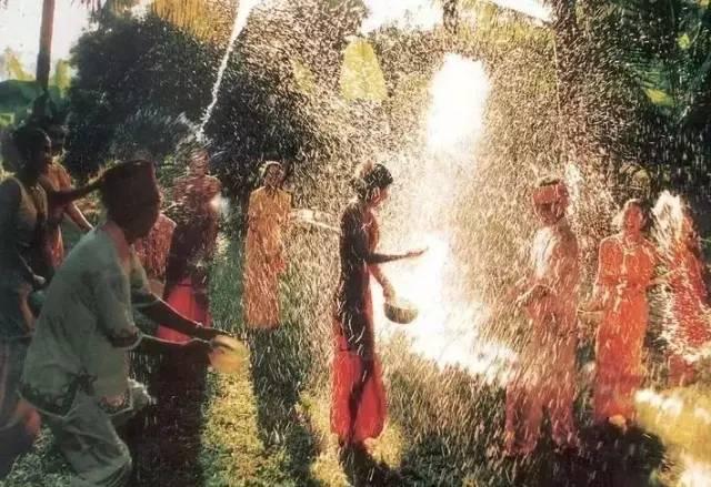 对不起！我要请假回家过泼水节，不然我们寨子要输了！