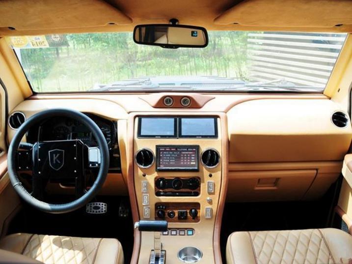 开1500万的骑士十五世去洗车，洗车老板连摇头：装甲车没法洗！