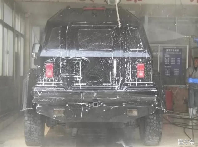 开豪车去洗车店洗车,1500万开豪车洗车