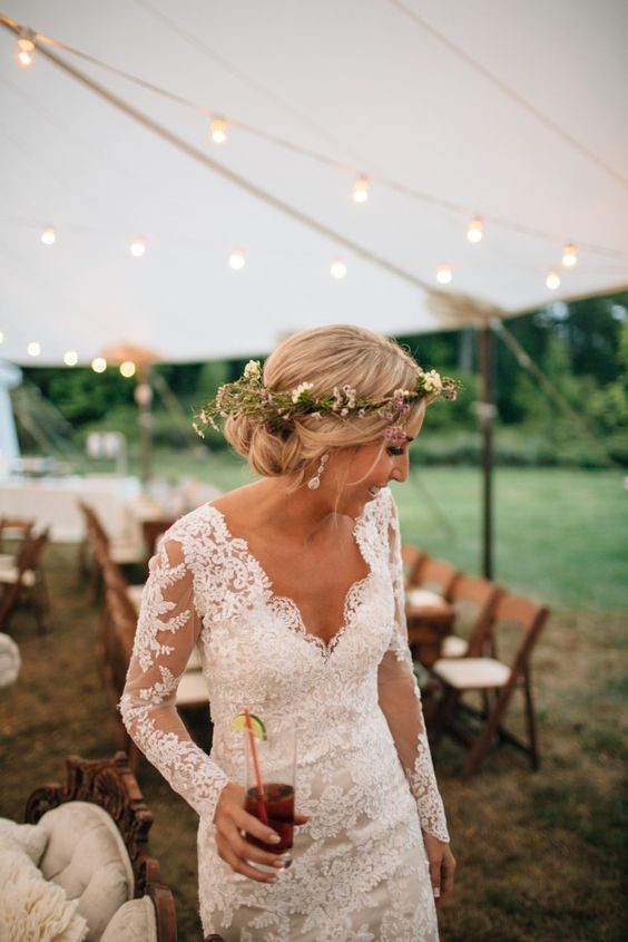 平胸女孩挑婚纱谨记3重点首选吊带款式，修饰比例丰满上围