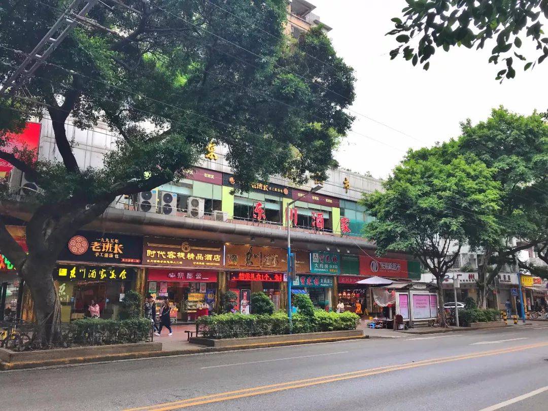 100元吃一天路边摊,100元吃一天饭