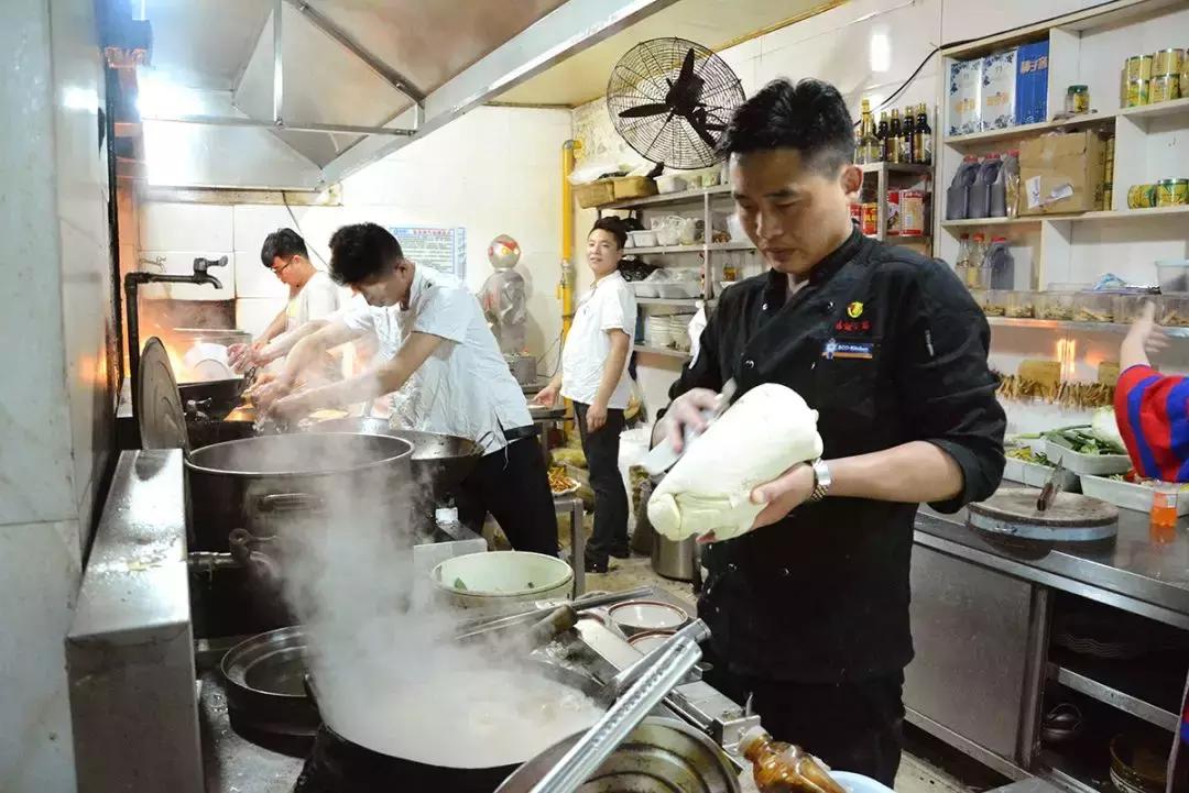 一天卖100斤面！阜阳这家刀削面，一到晚上门口就火到堵路