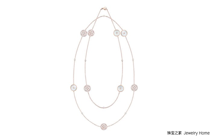 如何自己戴上项链,自己如何给自己戴项链