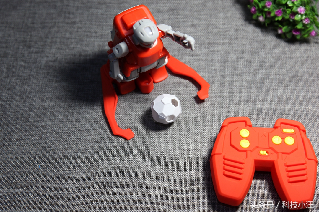 为了圆自己心中的足球梦,入手米家有品众筹的SIMI足球机器人套装