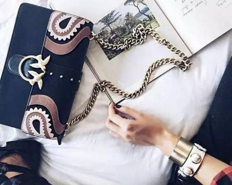 包包实用和颜值你会选哪一个,大牌的包包又贵不好看又便宜