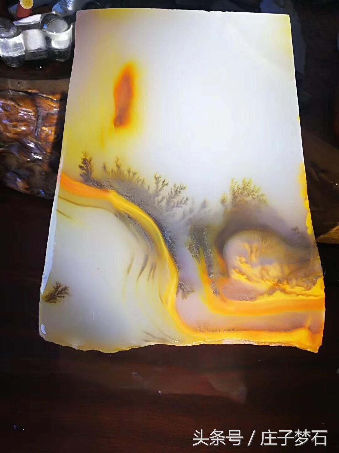 冰种黄龙玉带水草图片,黄龙玉水草花拍出天价