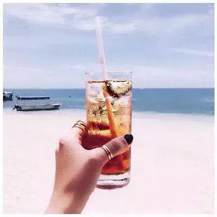 同样是大红唇，牙齿白的她擦就比你美！有办法让黄的牙齿白回来吗