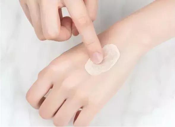 谁说美白要花天价？100块从此告别非洲肌！