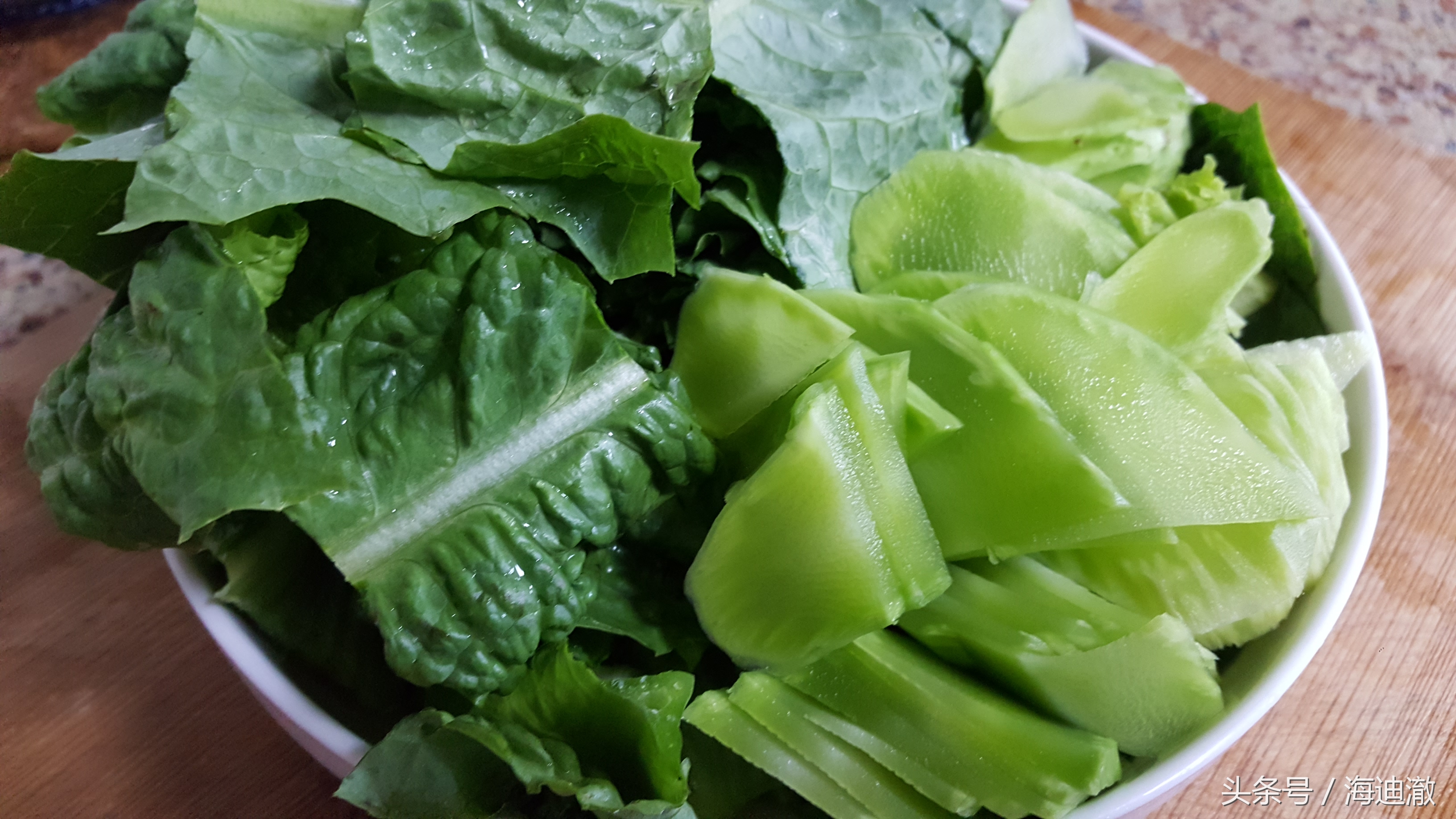 它的叶子常被人丢弃，殊不知其含有大量胡萝卜素孩子吃了长大个