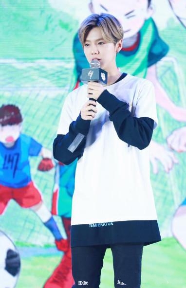 鹿晗上学踢足球,鹿晗踢足球表演比赛视频