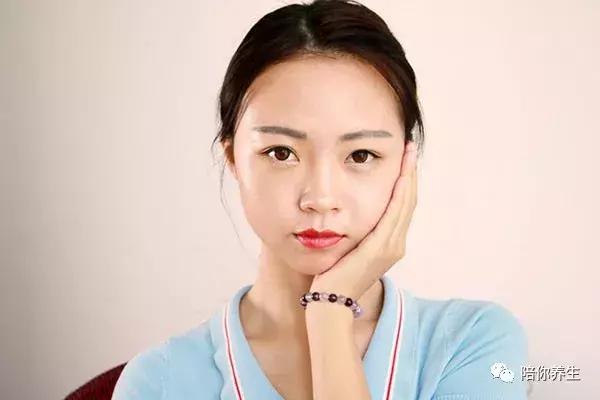 为什么晚上睡觉嘴里会口干,抽烟后晚上睡觉嘴里苦怎么回事