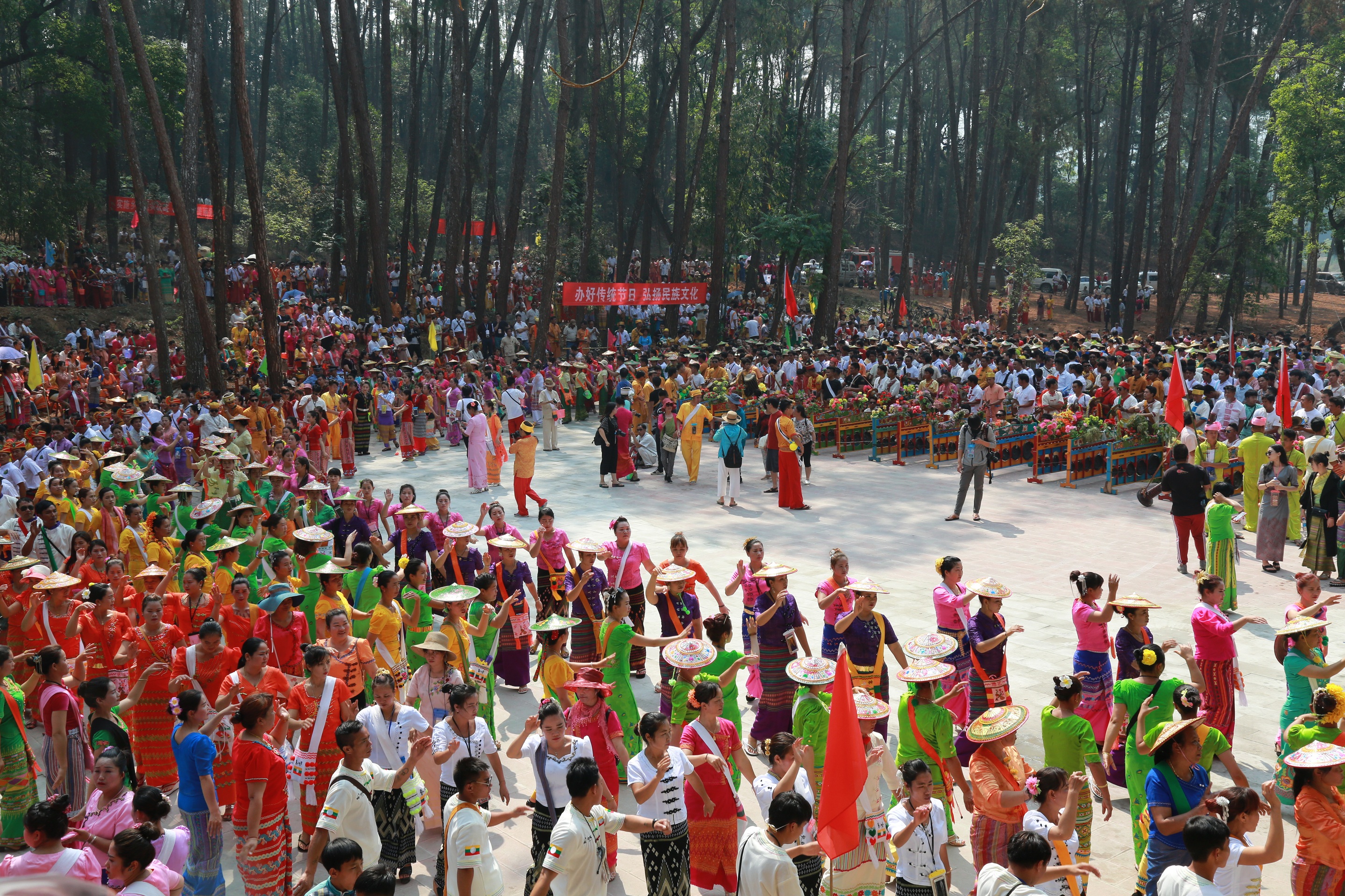 景洪泼水节今年还过吗,连山原生态景区皇后山泼水节