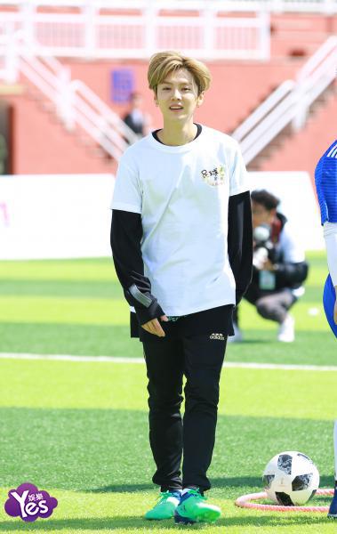 鹿晗想让爱足球的孩子有学习机会开办小型足球公益活动