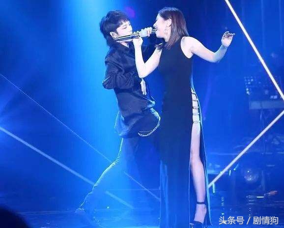 邓紫棋穿高腰开叉裙,杨幂和邓紫棋穿同一个裙子