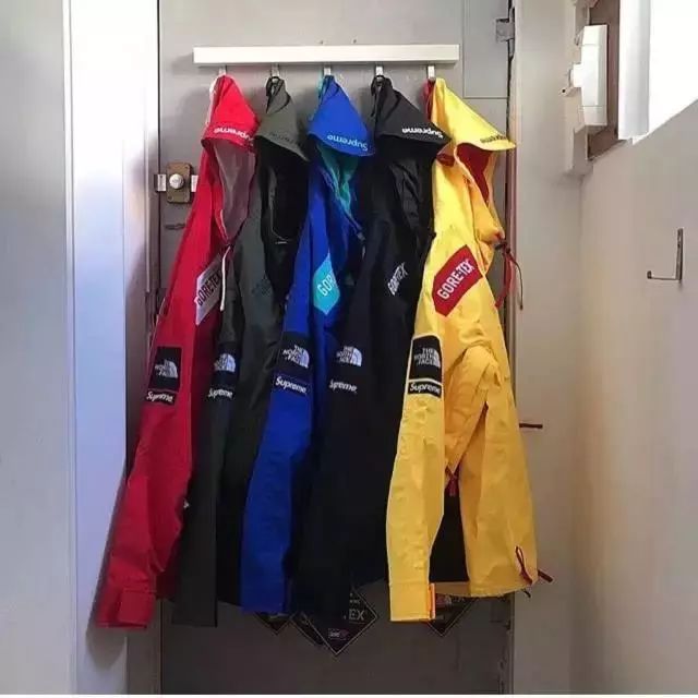 六块钱穿上Supreme不是梦，突破次元壁来圈钱！