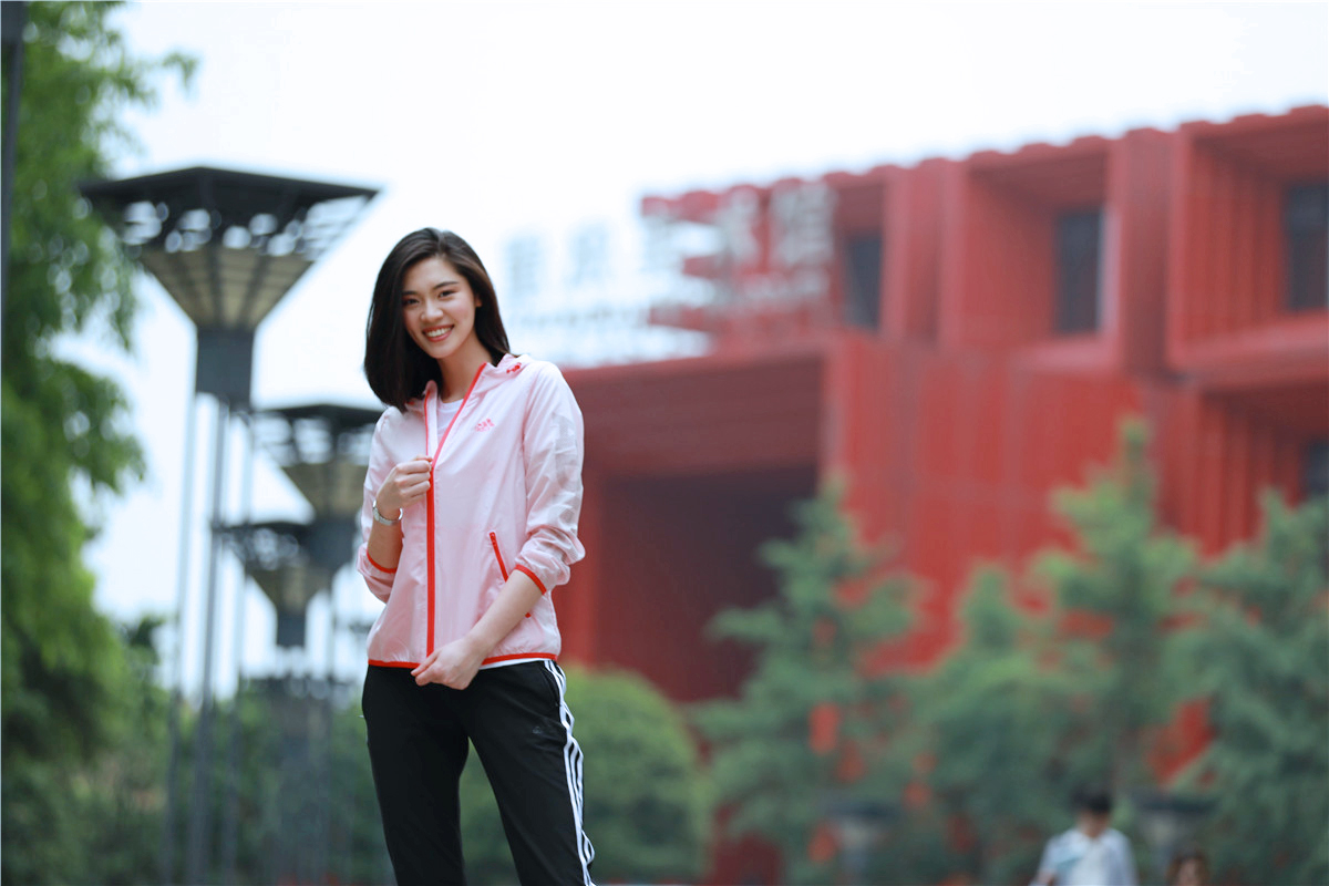 重庆解放碑美女街拍,解放碑步行街拍照姿势女生