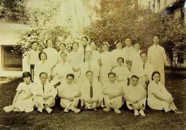 面对产科医生不许结婚生子的无理规定，她说：那我就一辈子不嫁！