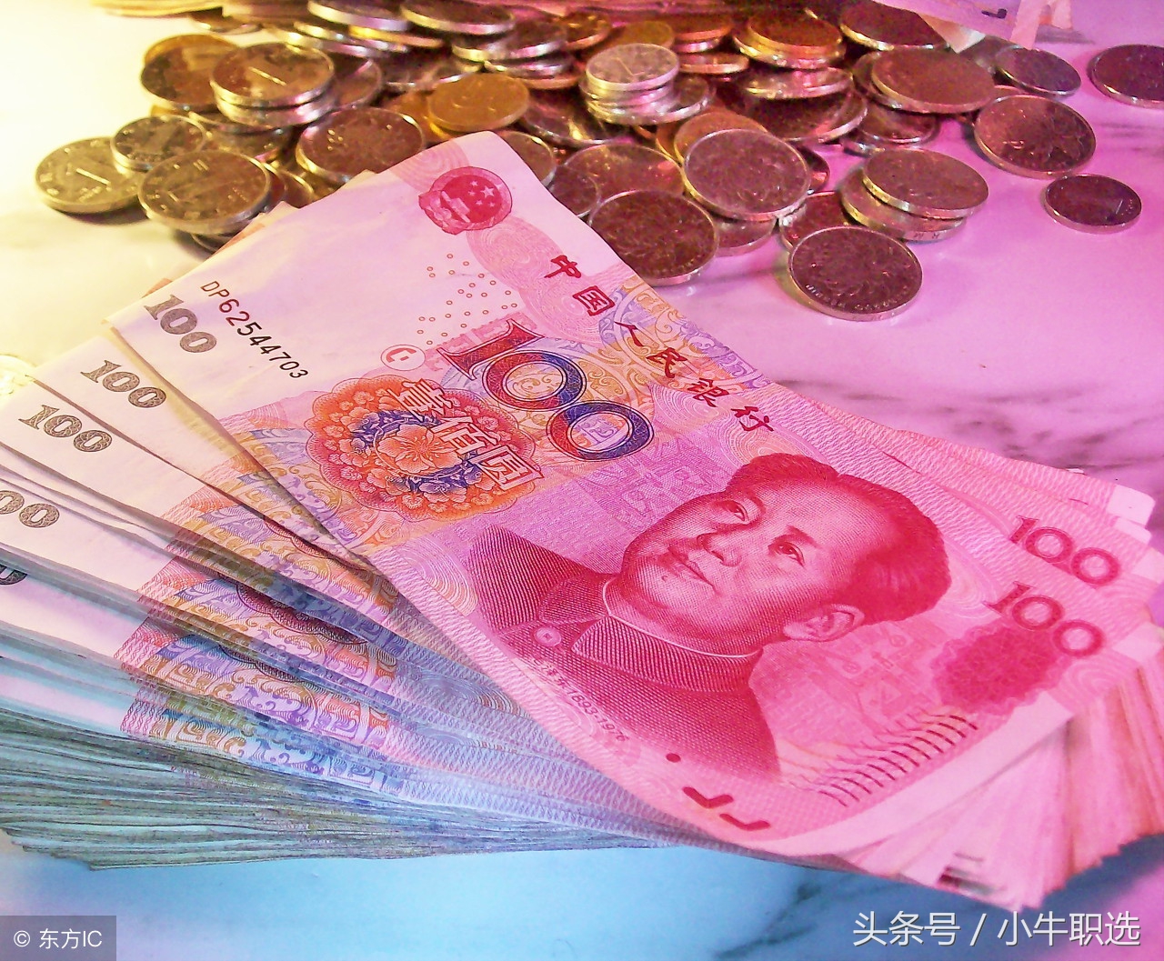 现在服装厂工资是多少?打工妹,月薪1万,包吃包住