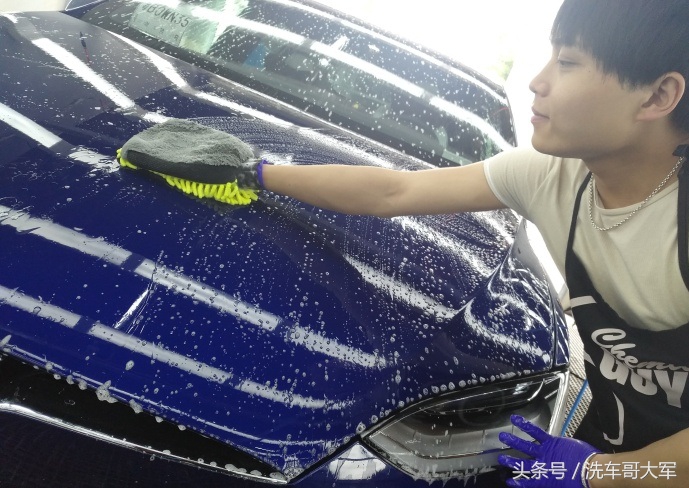 自动洗车机洗车真的伤车漆吗,自己用洗车液洗车不伤车漆吗