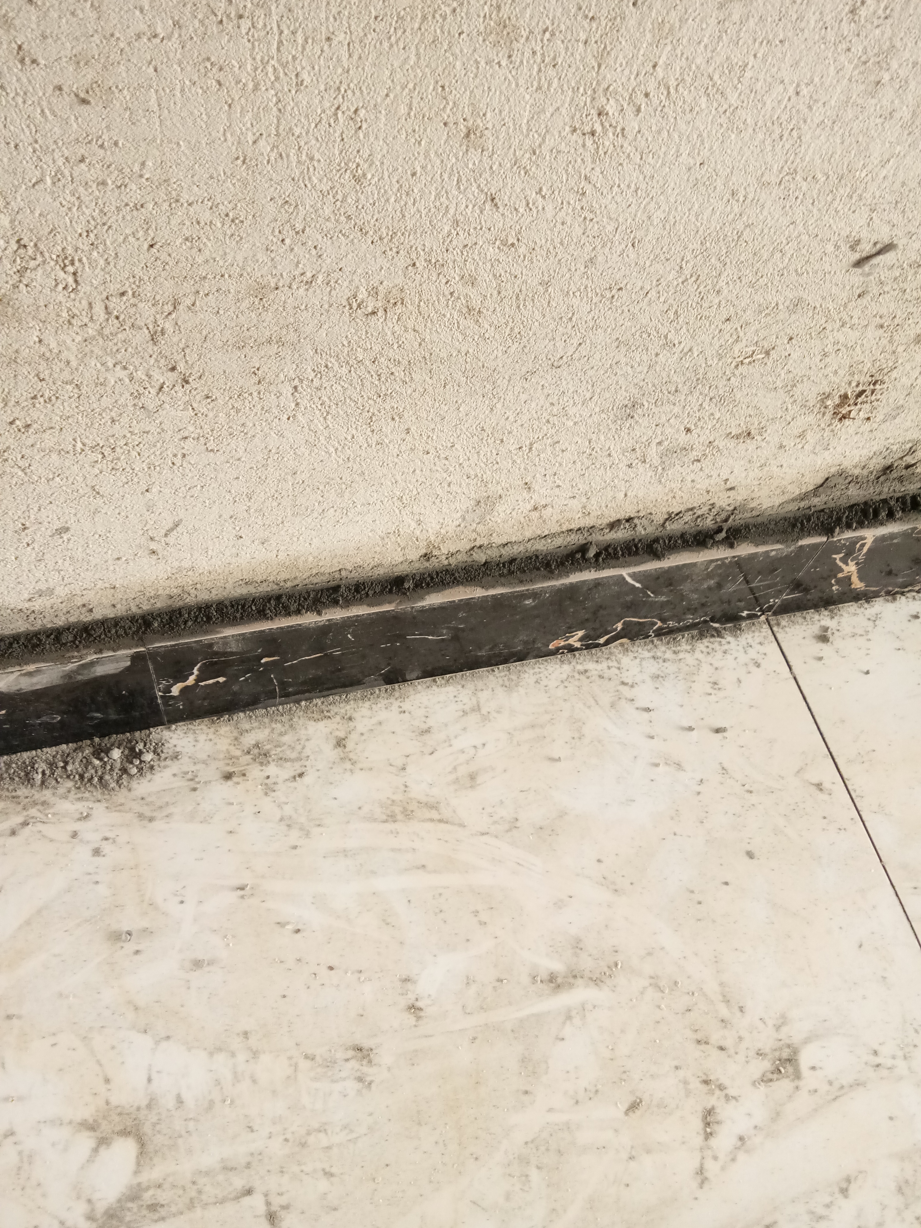 瓦工师傅说这样打灰不空鼓不翘砖,瓦工贴踢脚线要注意什么