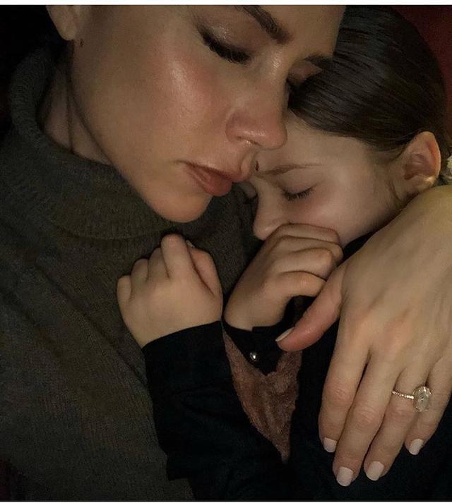 小七贝嫂维多利亚,贝嫂维多利亚抱小七上学