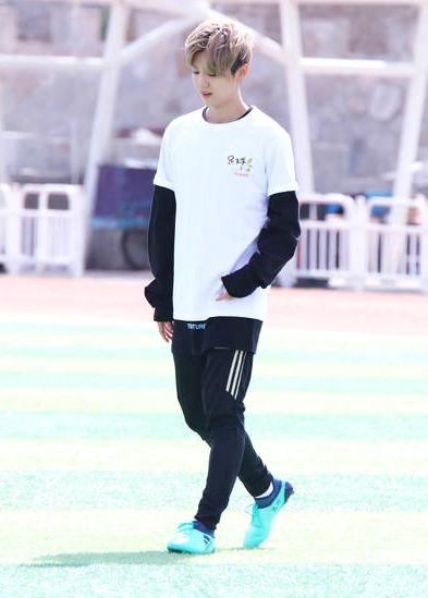 鹿晗高中足球比赛,鹿晗重回母校进教室综艺叫什么