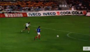 足球场上老被爆头怎么办,足球场上十大惨烈瞬间