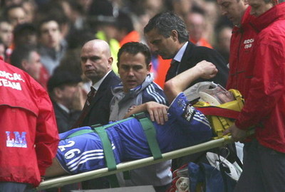 足球被爆头,足球守门员被爆头