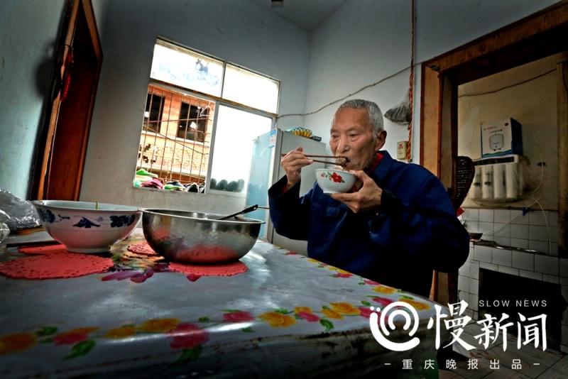 拾荒校长捐衣服,88岁校长捐赠百万助学