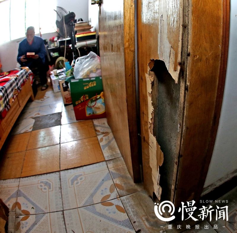 拾荒校长捐衣服,88岁校长捐赠百万助学