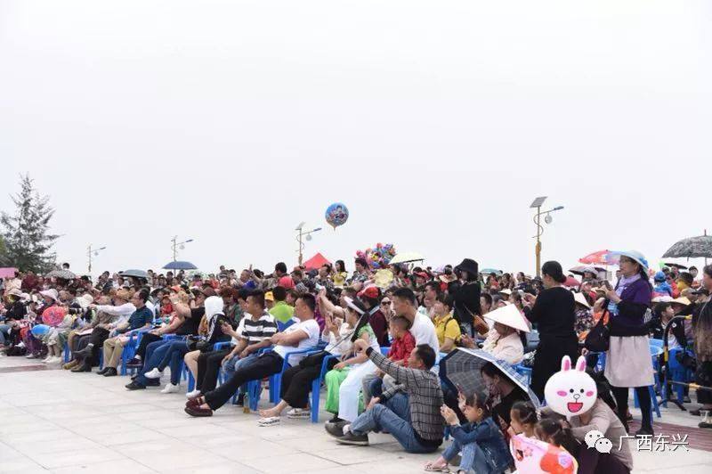 人真多！要挤爆金滩了，防城港再一次嗨翻了！