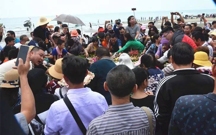 人真多！要挤爆金滩了，防城港再一次嗨翻了！
