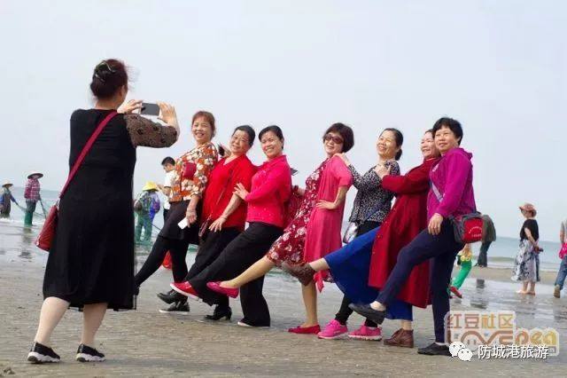 人真多！要挤爆金滩了，防城港再一次嗨翻了！