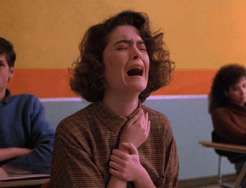 女生背2万元的包,女孩背一千和一万的包