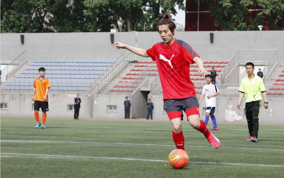 鹿晗演艺圈踢球,鹿晗踢曼联