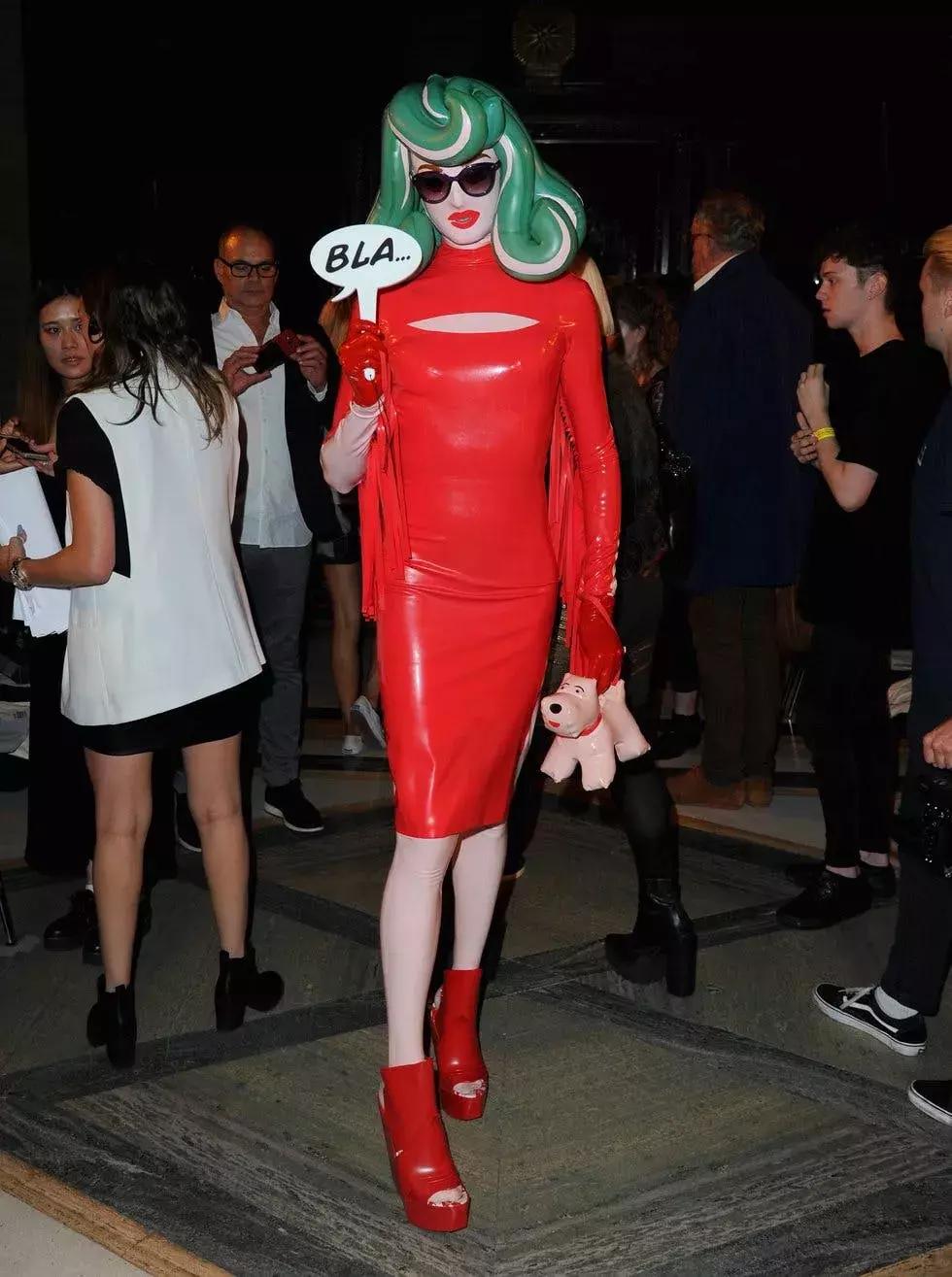 世界最大牌*气娃充**娃,走到哪儿都会引起骚动……