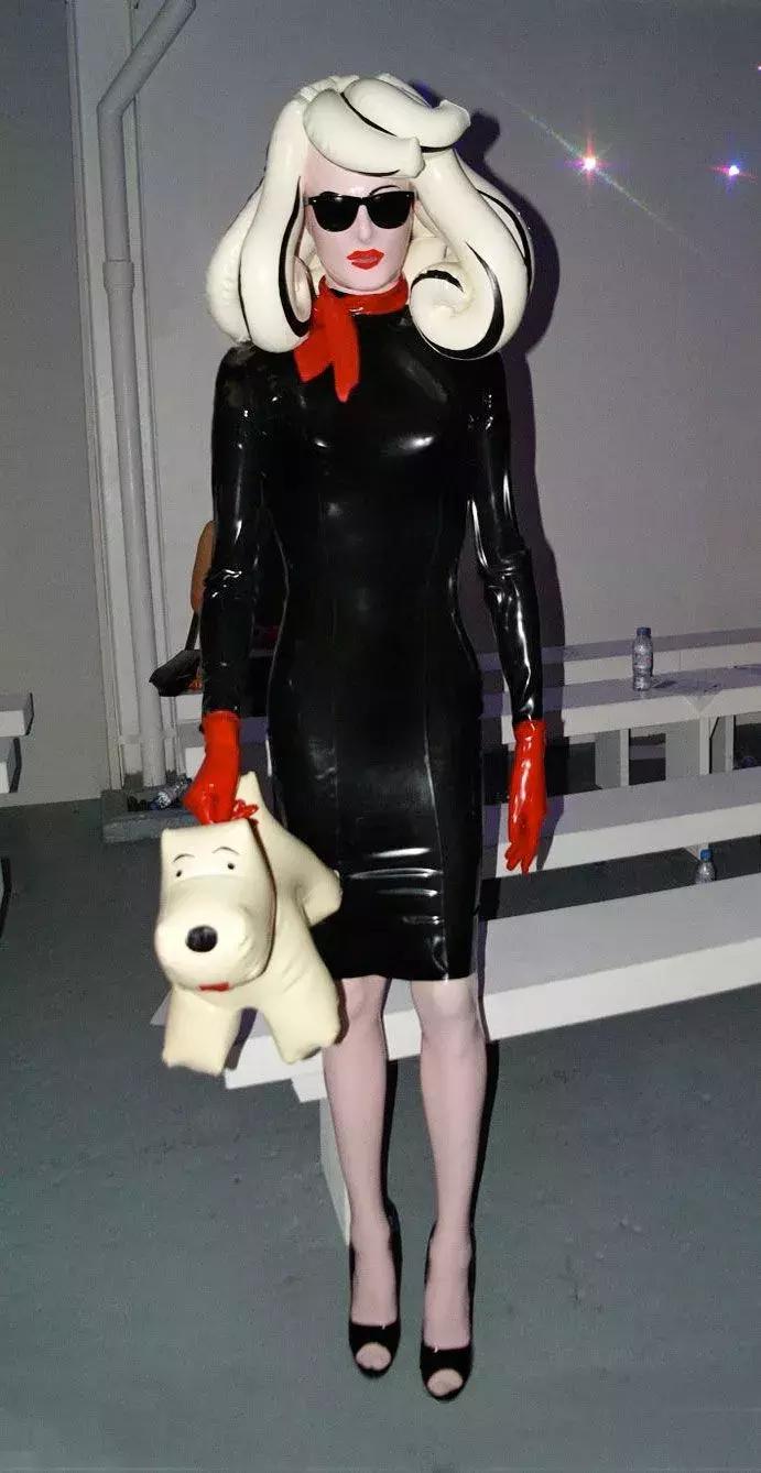 世界最大牌*气娃充**娃,走到哪儿都会引起骚动……