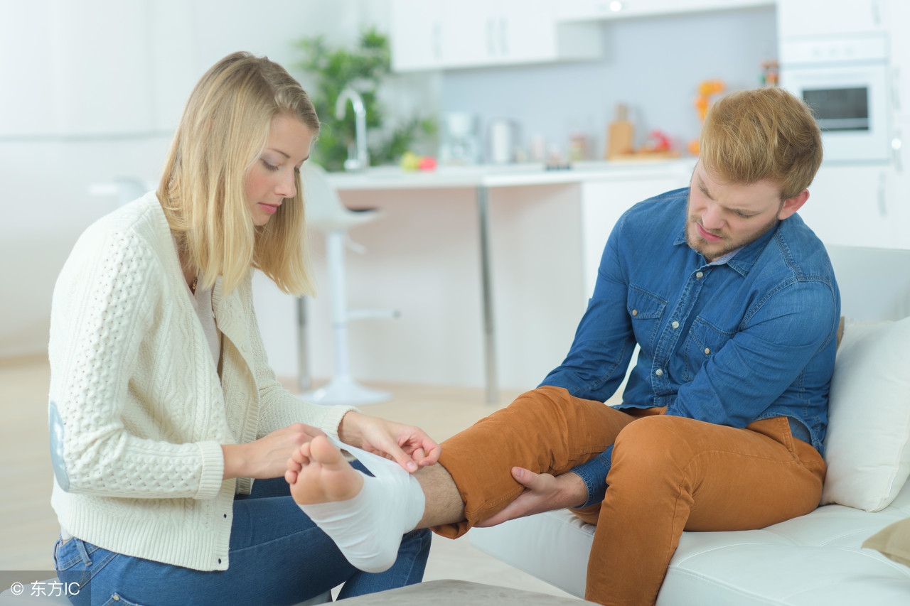 崴脚后用热水烫脚可以再用冰敷吗,崴脚要用热水敷还是冷敷