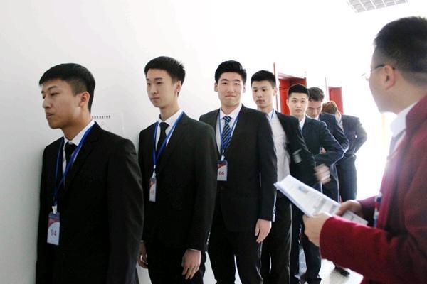 面试官:把卫生巾卖给男人,能做到吗?小伙子霸气回复,当场录用