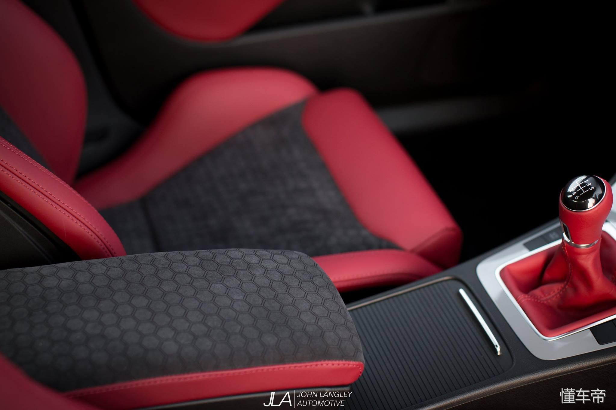 虽然手动挡让人着迷，但是这辆迈腾的轮毂让洗车工抓狂！