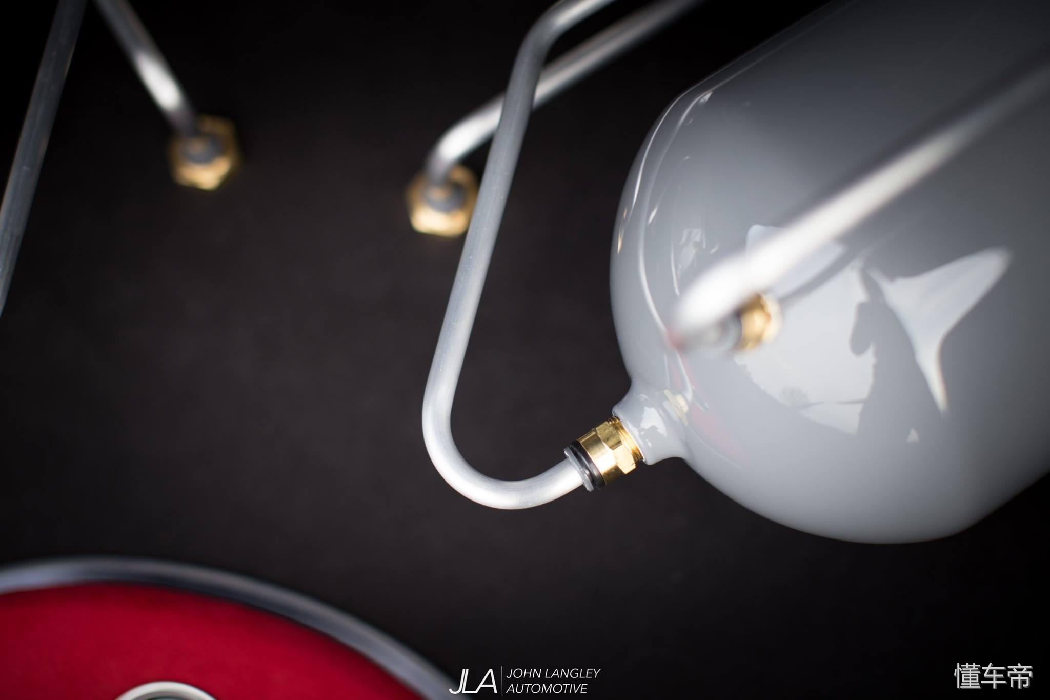 虽然手动挡让人着迷，但是这辆迈腾的轮毂让洗车工抓狂！