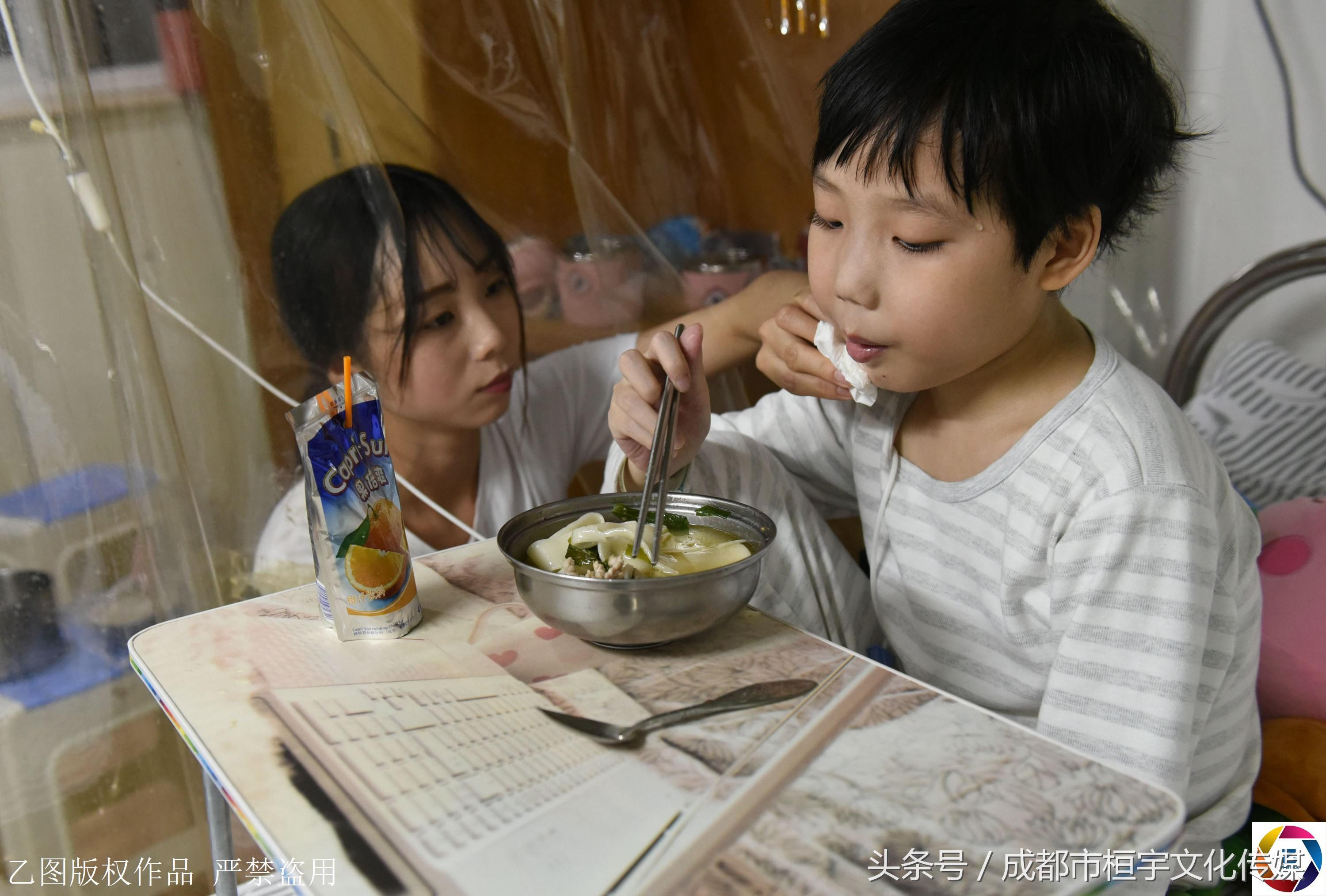 7岁男童每天放学采茶挣钱给哥哥治病，一天仅卖3元钱