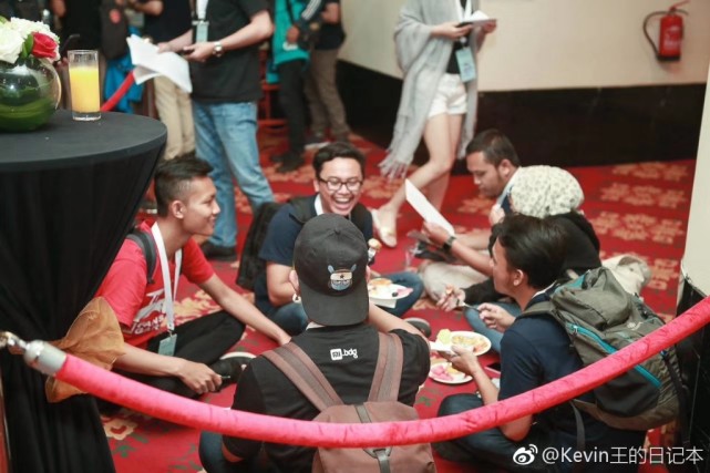 网友隔空呼叫雷军，给孩子起名叫小米手机免费用吗？