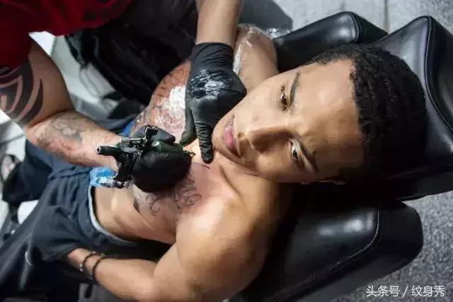 你知道纹身有多疼吗,告诉你纹身有多疼