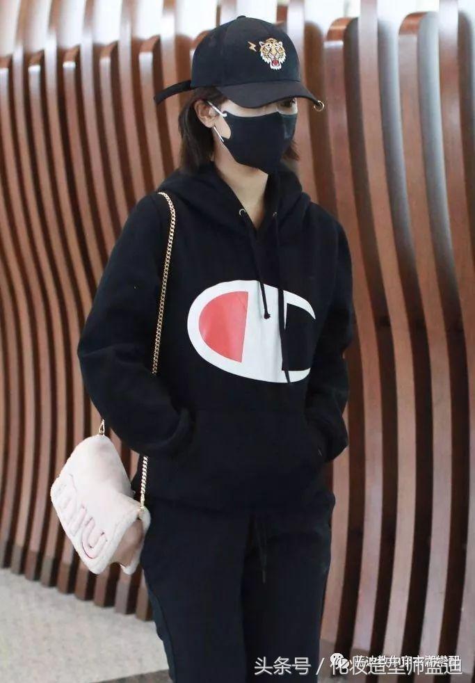 周冬雨庆典着装,周冬雨杨紫红装