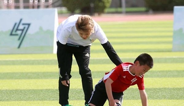 被足球圈口诛笔伐！你们凭什么这样对鹿晗？！