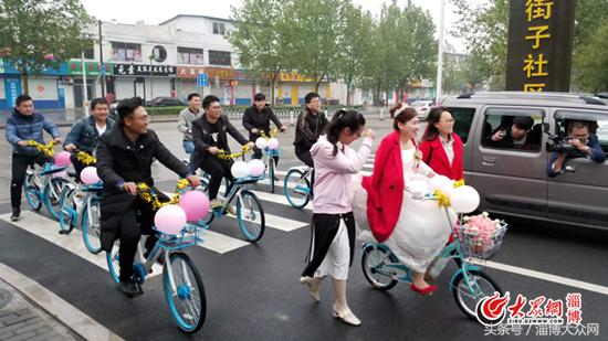 小伙骑共享电动车接亲,90后小伙骑共享单车娶亲