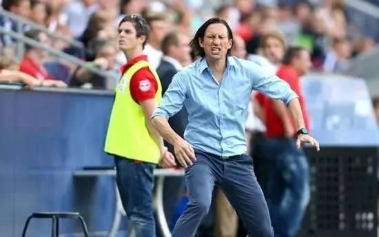 从票友到压迫足球之王，施二大爷只用了8年就牛气冲天