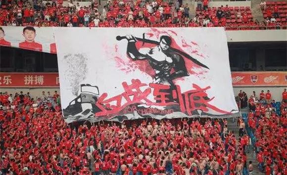 勒是重庆：这有最火辣的美女，还有最劲爆的足球