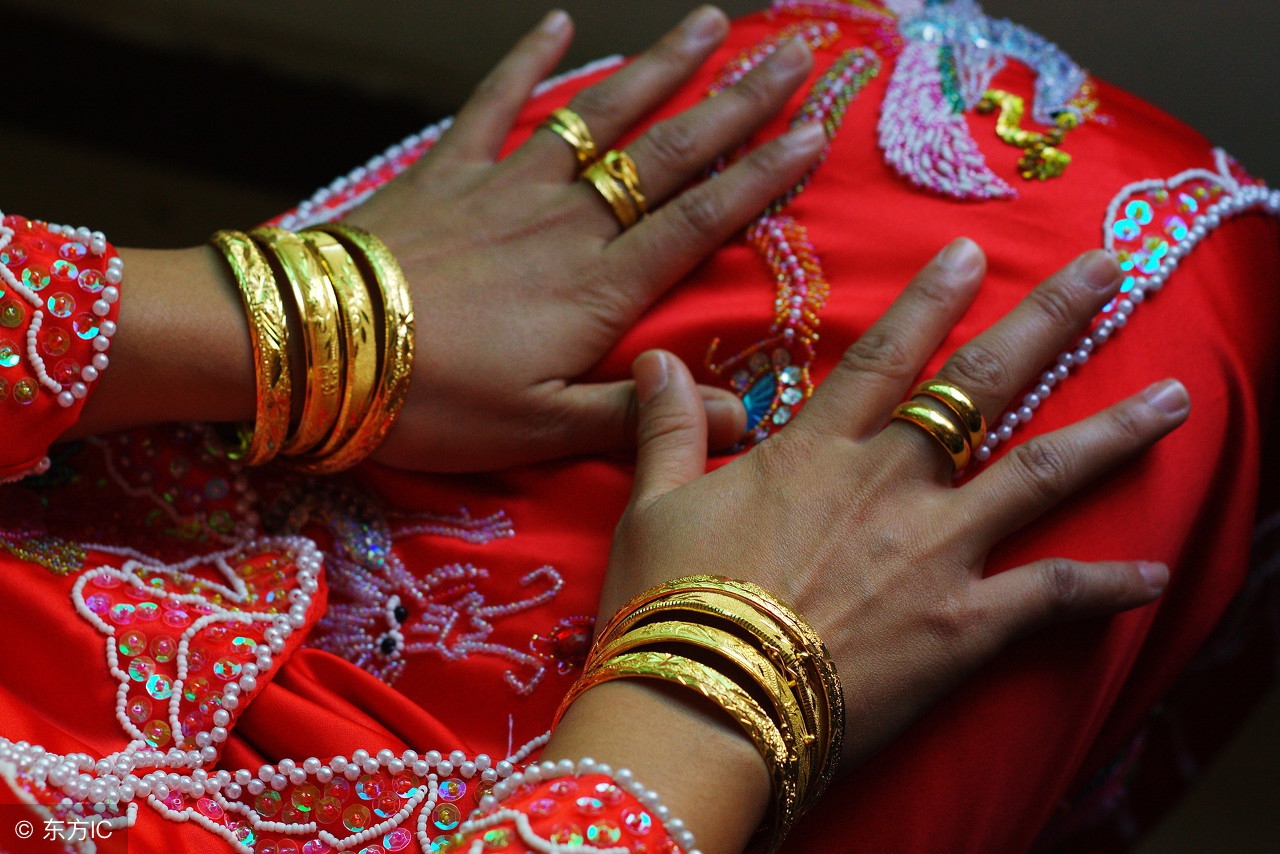 订婚为什么要买戒指项链手镯,订婚戒指和三金是一个东西吗